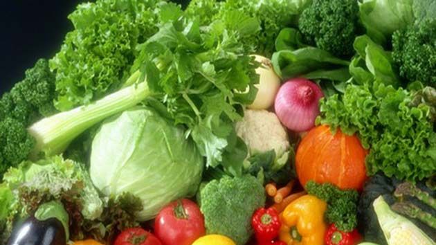 बाजार में सब्जियों के दाम में लगातार इजाफा,मौसमी सब्जियों के दाम बढ़ने से लोग परेशान,थोक से लेकर फुटकर मंडियों में चढ़े भाव, आम आदमी की पहुंच से दूर हो रही सब्जियां।