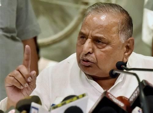 मुलायम के विरोध में बोलना पड़ा भारी, पंचायत अध्यक्ष पद का पूर्व घोषित टिकट कटा मुलायम के विरोध में बोलना पड़ा भारी, पंचायत अध्यक्ष पद का पूर्व घोषित टिकट कटा