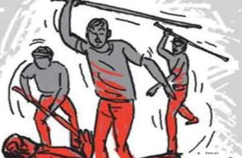 पिटाई से आहत परिजनों ने किया सड़क जाम, मुकदमा लिखने के आश्वासन पर जाम हटाया पिटाई से आहत परिजनों ने किया सड़क जाम, मुकदमा लिखने के आश्वासन पर जाम हटाया
