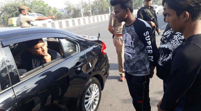 डीजीपी ओपी सिंह ने आज सुबह बाइक सवार चार युवकों को वीवीआईपी गेस्ट हाउस के पास हूटिंग करने पर को दौड़ा कर पकड़ लिया। बाद में डीजीपी ने चारों को समझाने के बाद जाने दिया।