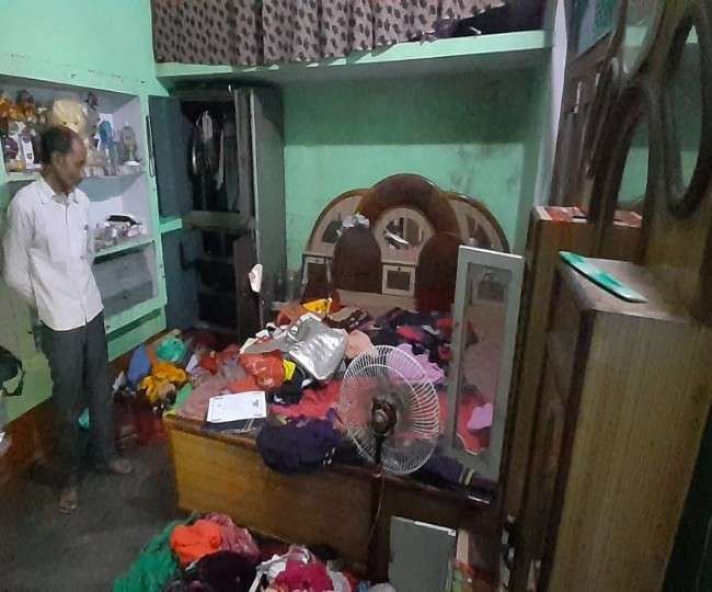 आधी रात घर में घुसे आठ डकैत, तमंचे के बल पर डकैती उड़ा ले गए नकदी समेत जेवर