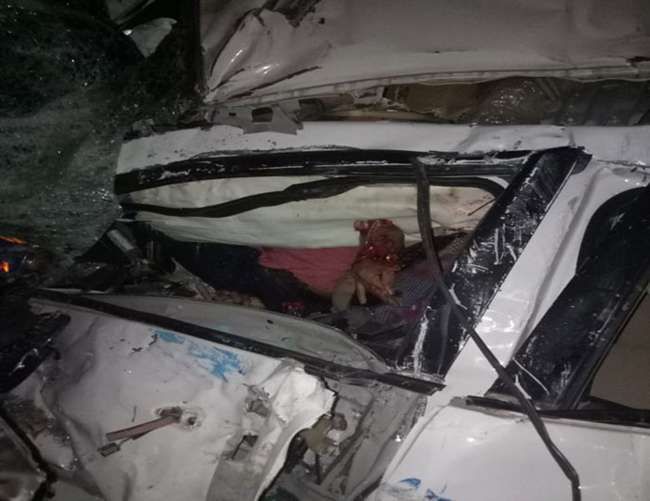 बस्ती में अनियंत्रित कार की ट्रक से टक्कर में दो भाइयों की मौत