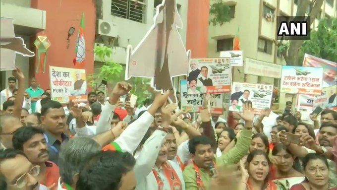 राफेल डील को लेकर दाखिल पुनर्विचार याचिकाएं सुप्रीम कोर्ट से खारिज होने के बाद राहुल गांधी द्वारा माफी की मांग को लेकर BJP कार्यकर्ता देश भर में प्रदर्शन कर रहे हैं।