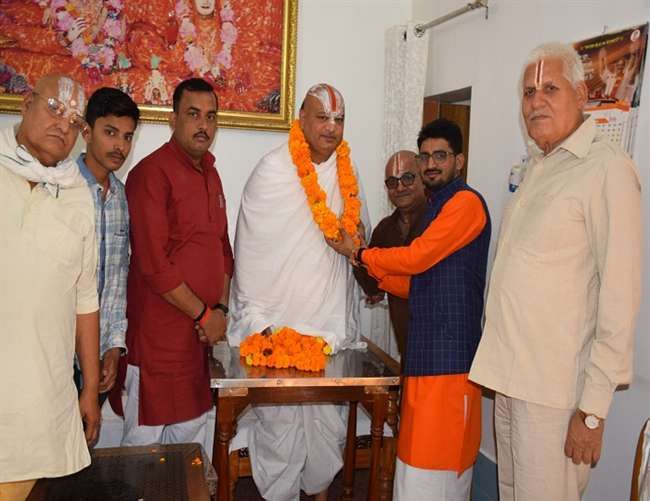 संतों ने मांग की रामलला के टेंट को व्यवस्थित किया जाये, छोटा-मोटा अस्थाई मंदिर तब तक बनवाया जाए जब तक भव्य राम मंदिर नहीं बनता संतों ने मांग की रामलला के टेंट को व्यवस्थित किया जाये, छोटा-मोटा अस्थाई मंदिर तब तक बनवाया जाए जब तक भव्य राम मंदिर नहीं बनता