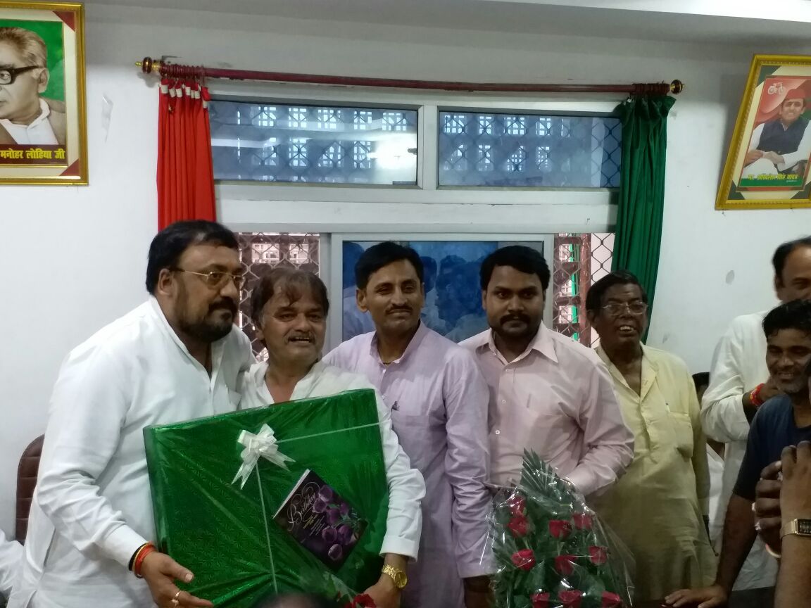 सपा कार्यकताओं ने मनाया फ़ज़ल मेहमूद का जन्मदिन सपा कार्यकताओं ने मनाया फ़ज़ल मेहमूद का जन्मदिन