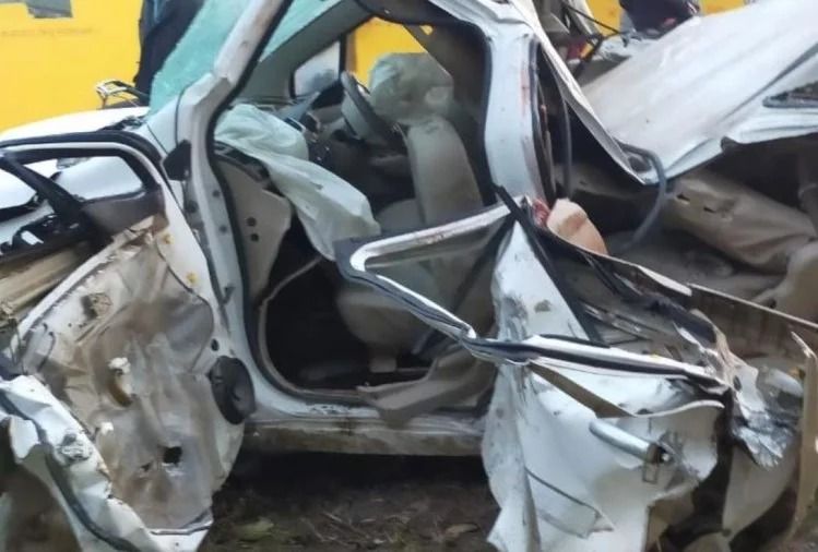 बारात से वापस लौटते समय कार अनियंत्रित होकर दीवार से टकराई, तीन की मौत व तीन घायल