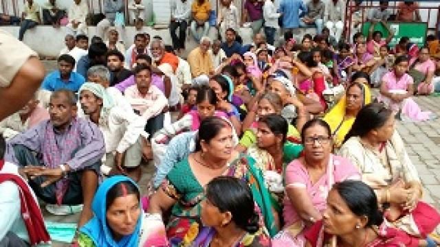 लगने वाला है सीएम योगी का जनता दरबार, मंदिर में जुटी फरियादियों की भीड़ लगने वाला है सीएम योगी का जनता दरबार, मंदिर में जुटी फरियादियों की भीड़