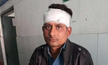 सिपाही ने डाक्टरों की टीम पर किया हमला, चालक का सिर फोड़ा सिपाही ने डाक्टरों की टीम पर किया हमला, चालक का सिर फोड़ा