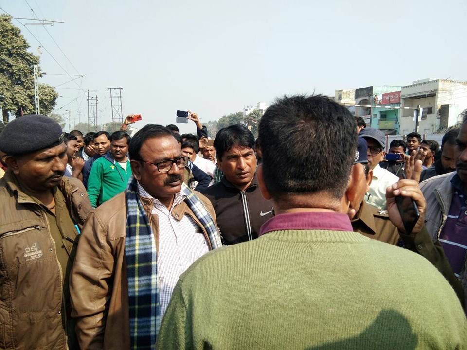 मंडुवाडीह : रेलवे स्टेशन पर कैरेज खलाशी गोपाल यादव की जी आर पी ने पिटाई कर दी बिरोध में रमेश मिश्रा जोनल सेक्रेटरी NFIR /NDLS ने सैकड़ो कार्यकर्ताओ के साथ  धरने पर बैठ कर जी आर पी सिपाही का निलंबन करवाया।