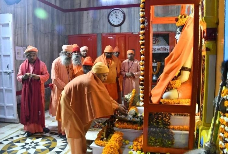 गोरक्ष पीठाधीश्वर योगी के खिचड़ी चढ़ाते ही गोरखनाथ मंदिर में मेला शुरू. #आस्था_की_खिचड़ी