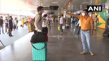 मुंबई से यात्रियों को लेकर एक विशेष ट्रेन आज सुबह नई दिल्ली रेलवे स्टेशन पर पहुंची। रेलवे स्टेशन पहुंचने के बाद सभी यात्रियों की स्क्रीनिंग की गई।