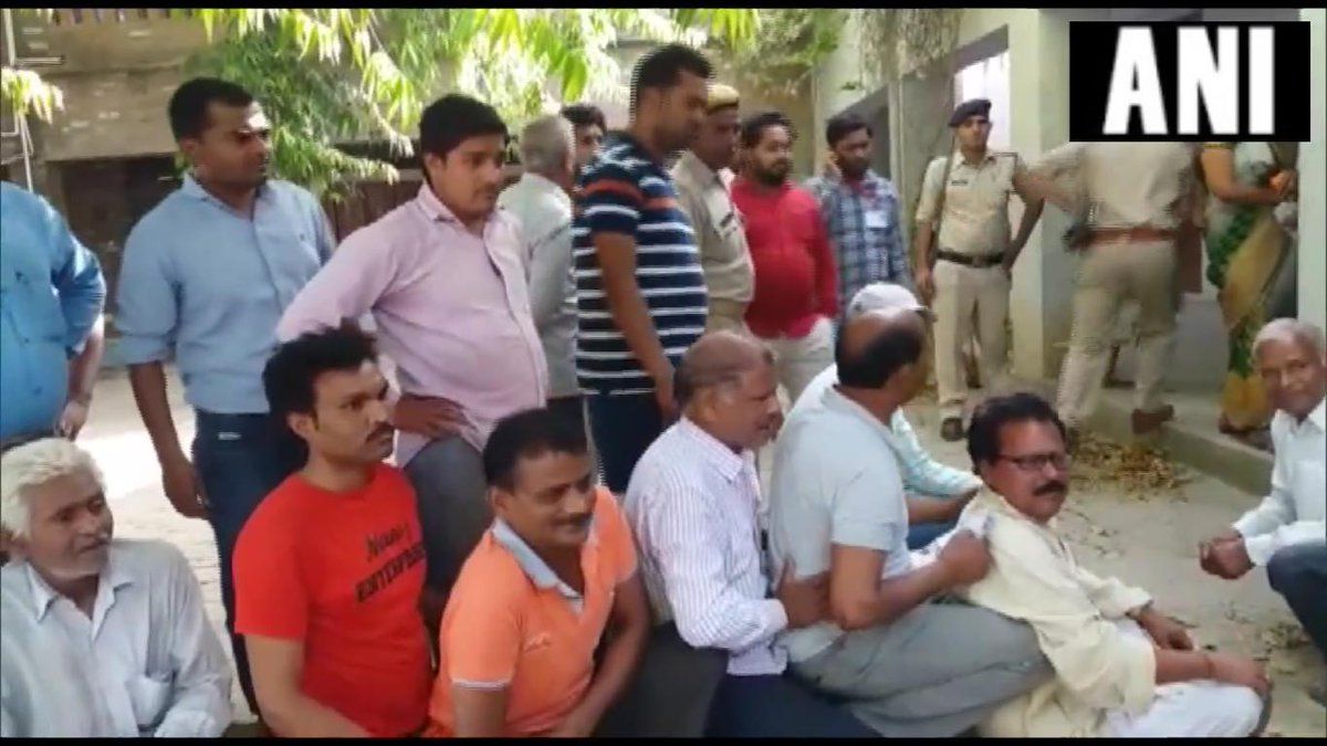 कन्नौज में छिबरामऊ क्षेत्र के बूथ संख्या 35 और 435 पर मतदान शुरू होना बाकी है। मतदान केंद्र पर कतार में इंतजार कर रहे लोगों का कहना है, ईवीएम में गड़बड़ के कारण मतदान शुरू नहीं हुआ है।