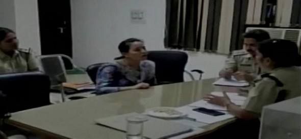 बठिंडा में डेरा समर्थक महिला के घर छिपी थी हनीप्रीत, पुलिस को नहीं लगी जरा भी भनक बठिंडा में डेरा समर्थक महिला के घर छिपी थी हनीप्रीत, पुलिस को नहीं लगी जरा भी भनक