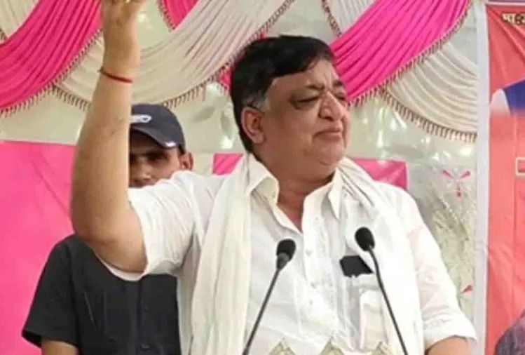 शिवपाल के बाद अब नरेश ने डिंपल पर साधा निशाना