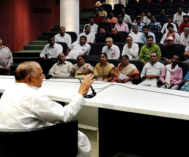 समाजवादी पार्टी और परिवार एक, लोग अटकलें न लगायें : मुलायम समाजवादी पार्टी और परिवार एक, लोग अटकलें न लगायें : मुलायम