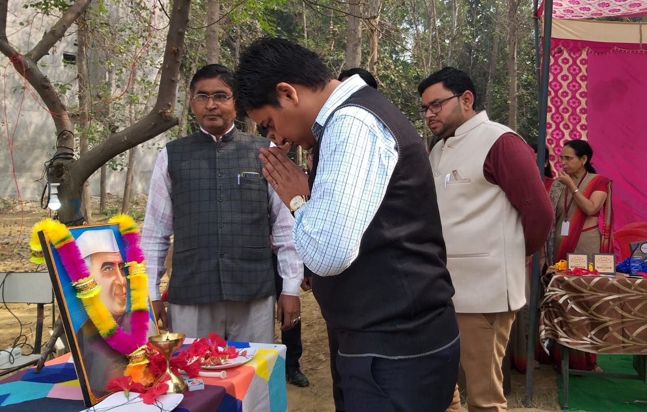 एसडीएम व सीओ ने बच्चों को किया पुरस्कृत एसडीएम व सीओ ने बच्चों को किया पुरस्कृत