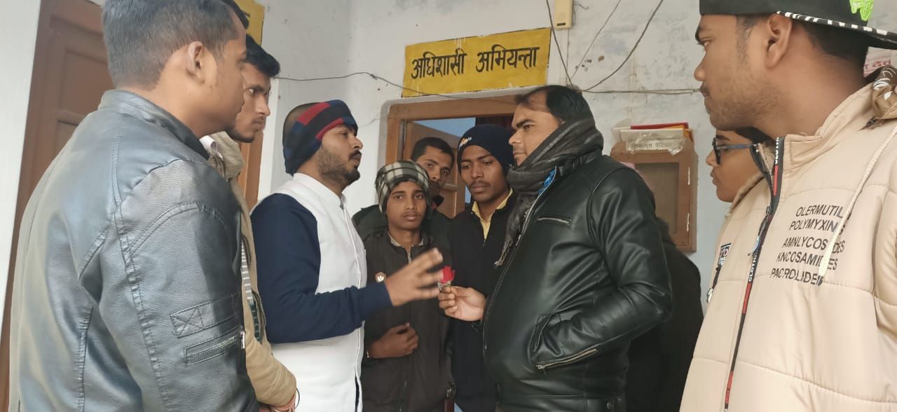 गांधीगीरी टीम द्वारा चलाया गया जल संरक्षण अभियान गांधीगीरी टीम द्वारा चलाया गया जल संरक्षण अभियान