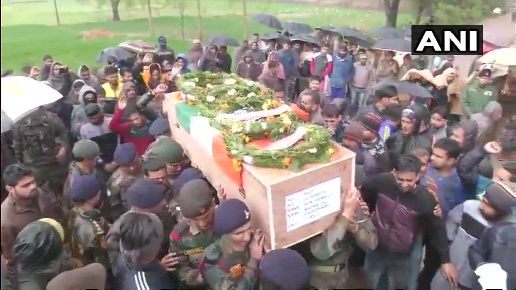 लेफ्टिनेंट बेटे ने दी शहीद पिता को सलामी, बेटे का हौसला देख हर आंख से छलका आंसू लेफ्टिनेंट बेटे ने दी शहीद पिता को सलामी, बेटे का हौसला देख हर आंख से छलका आंसू