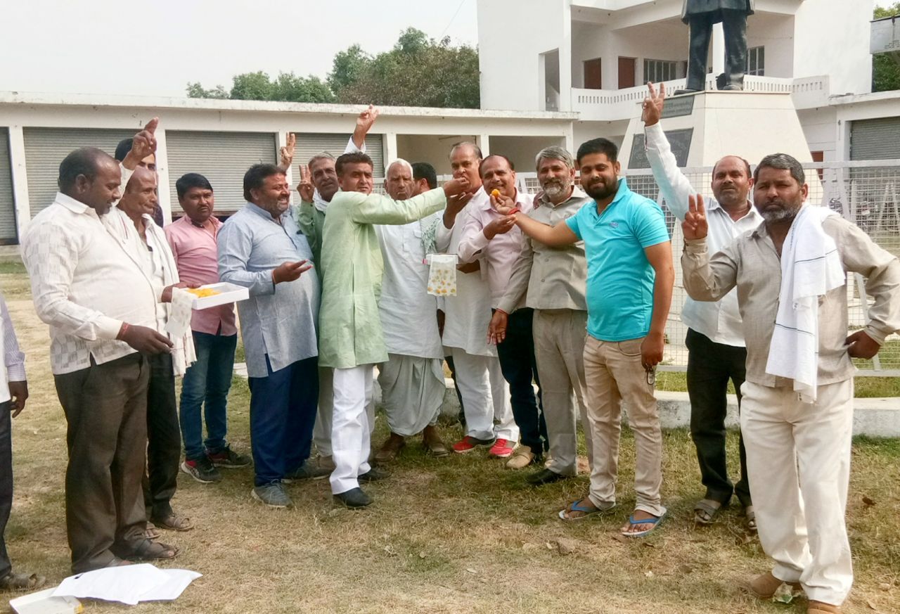 गोरखपुर और फूलपुर जीत पर सैफई में जश्न, 6 साल बाद सैफई में मनाई गई जीत की खुशी