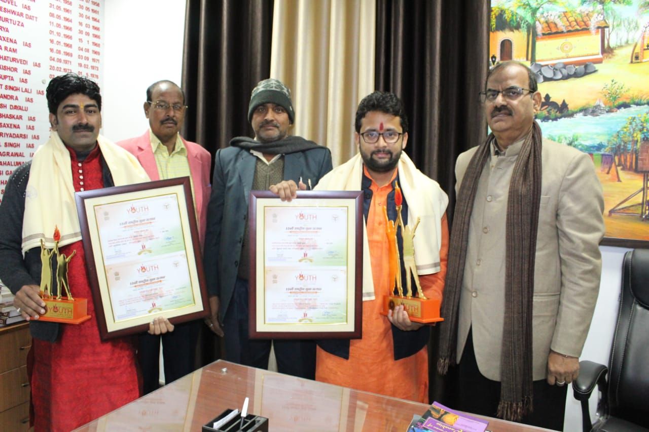 हरिहरपुर घराने के श्रीकांत मिश्रा व आदर्श कुमार मिश्रा को डीएम ने अंगवस्त्रम देकर सम्मानित किया