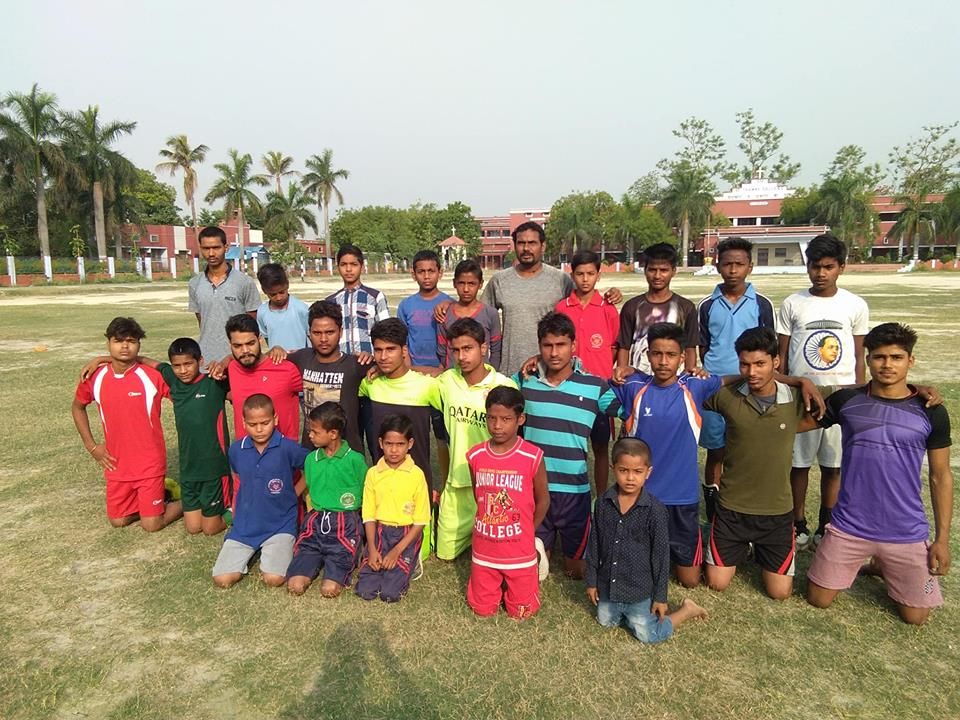 राष्ट्रीय फुटबॉलर ने लगाया निशुल्क ट्रेनिंग कैम्प राष्ट्रीय फुटबॉलर ने लगाया निशुल्क ट्रेनिंग कैम्प