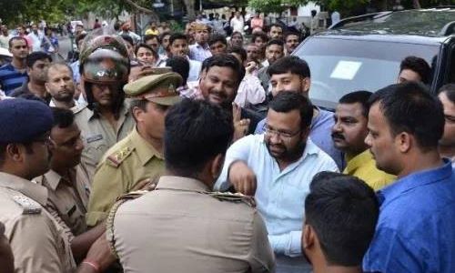 दरोगा से बदतमीजी कर भागे भाजपा के दबंग नेता, घेराबंदी कर रोकी गाड़ी दरोगा से बदतमीजी कर भागे भाजपा के दबंग नेता, घेराबंदी कर रोकी गाड़ी
