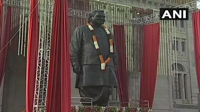 लखनऊ :12 जनवरी से आम लोग अटल जी की प्रतिमा के दर्शन कर सकेंगे. हर रविवार को लोकभवन आ सकेंगे लोग,सुबह 10 से शाम 5 बजे तक मिलेगी इंट्री,सीएम योगी आदित्यनाथ ने लिया फैसला