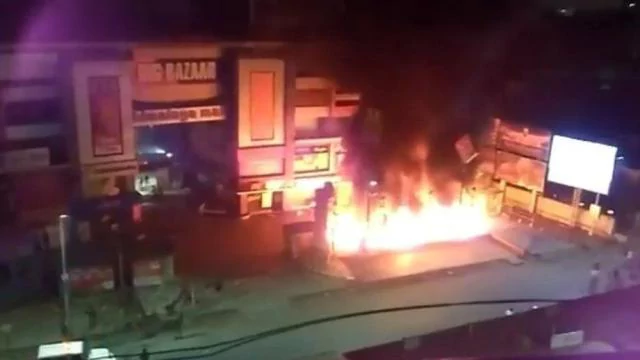 पद्मावत का विरोध: अहमदाबाद के मॉल्स में तोड़फोड़, फूकें 150 वाहन पद्मावत का विरोध: अहमदाबाद के मॉल्स में तोड़फोड़, फूकें 150 वाहन