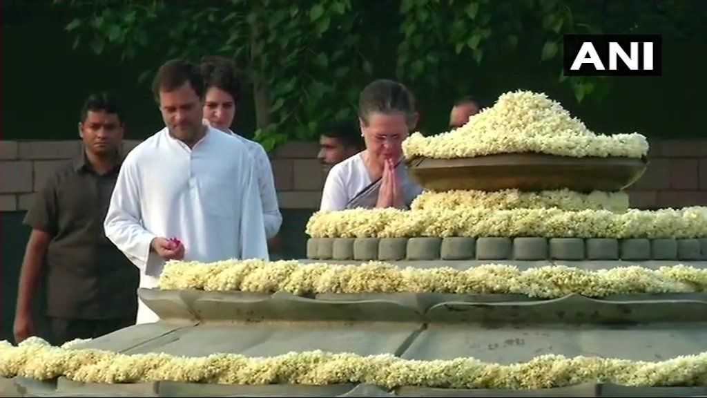 पूर्व प्रधानमंत्री राजीव गांधी के जन्म दिवस पर सोनिया गांधी, राहुल गांधी, प्रियंका गांधी और मनमोहन सिंह ने श्रद्धांजलि अर्पित की