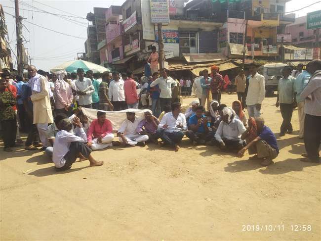 कोरांव में युवक की मौत पर बवाल, पथराव में सीओ समेत कई पुलिसकर्मी घायल