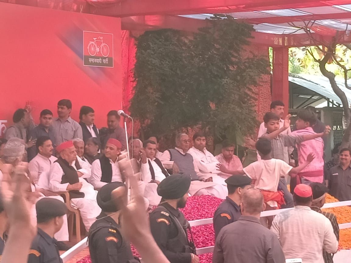 सैफई में होली, मुलायम सिंह यादव अखिलेश यादव मौजूद