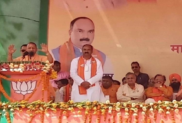 हिंदुस्तान में दहाड़ते हैं मोदी तो पाकिस्तान में कांपते इमरान : योगी