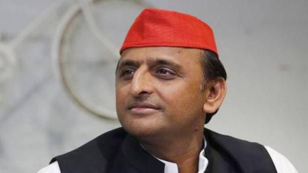 वाराणसी - अखिलेश यादव पहुंचे वाराणसी, एयरपोर्ट से शहर की ओर रवाना हुए अखिलेश, सपा कार्यकर्ताओं में उत्साह, अखिलेश यादव का हर चौराहे पर हो रहा गर्मजोशी से स्वागत