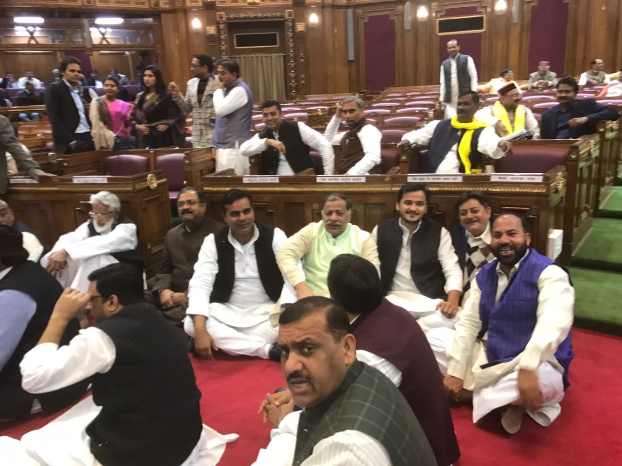 सीएम योगी के माफी मांगने पर अड़ी सपा, सदन न चलने की दी धमकी सीएम योगी के माफी मांगने पर अड़ी सपा, सदन न चलने की दी धमकी