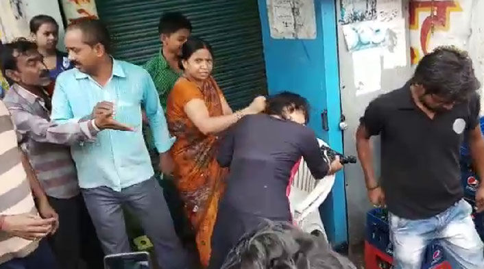 वाराणसी की सड़क पर दो महिलाओं ने बाल खींचकर एक दूसरे को पीटा वाराणसी की सड़क पर दो महिलाओं ने बाल खींचकर एक दूसरे को पीटा