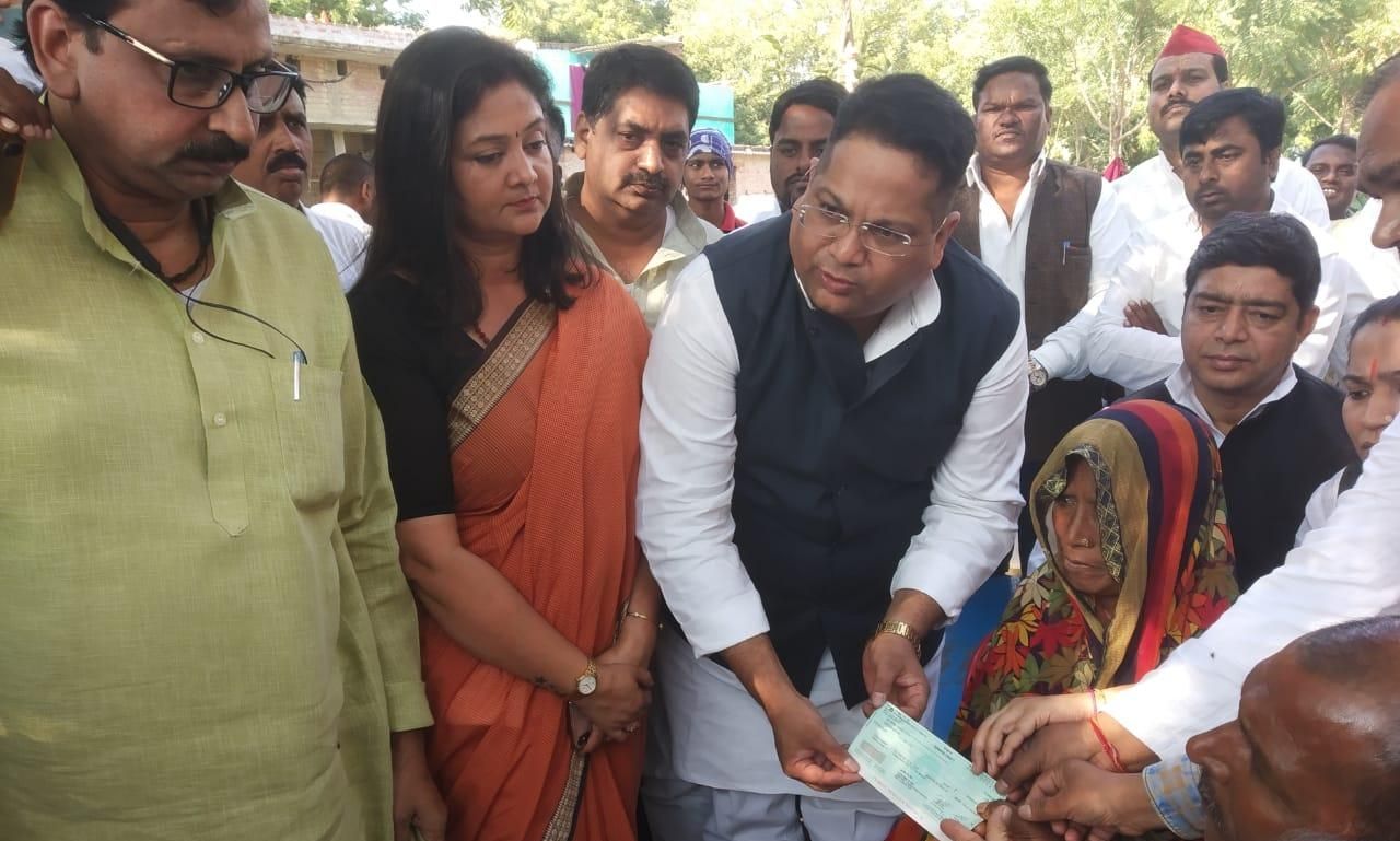 सपा सुप्रीमो ने निभाया वादा, कमलेश के परिजनों को भेजा दो लाख का चेक सपा सुप्रीमो ने निभाया वादा, कमलेश के परिजनों को भेजा दो लाख का चेक