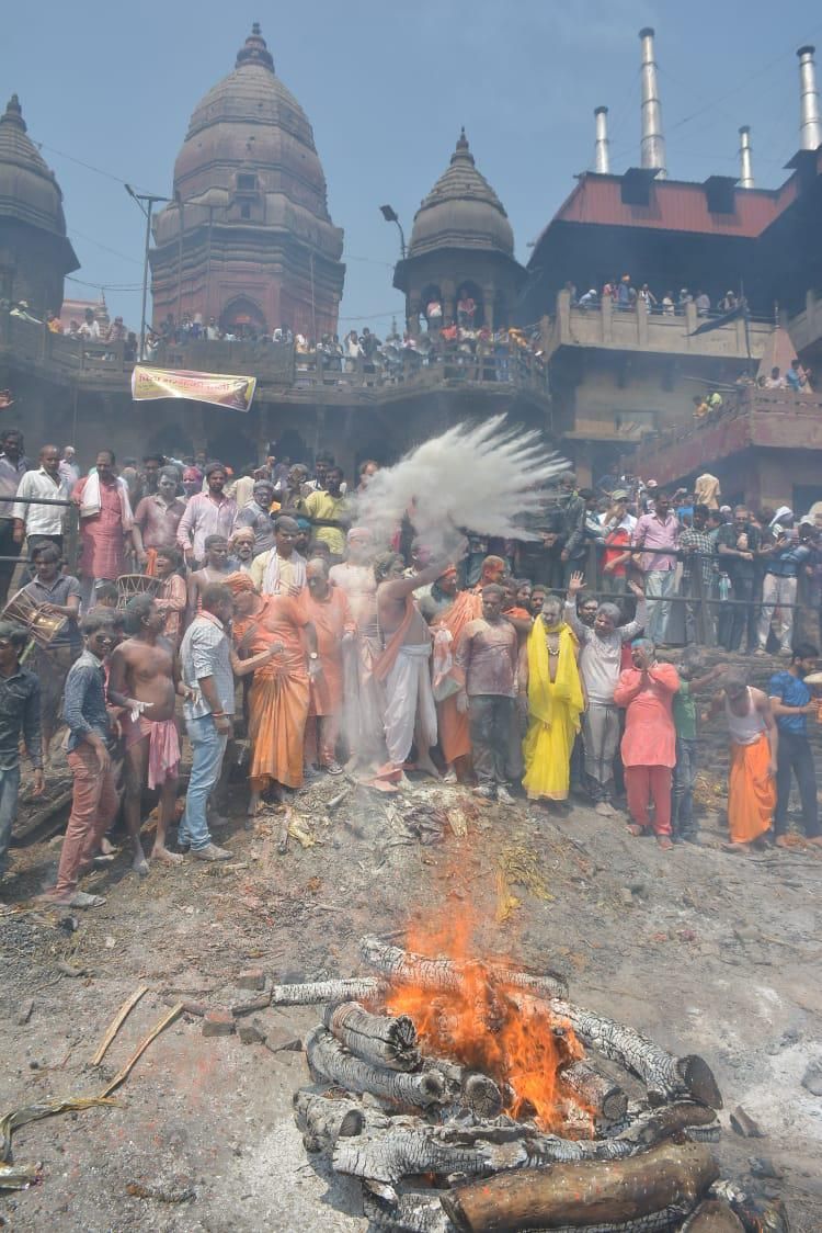 वाराणसी  सदियों पुरानी निभाई गई परंपरा श्रद्धालुओं ने मणिकर्णिका घाट पर खेली चिता भस्म की होली