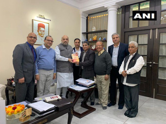 दिल्ली: कश्मीरी पंडितों का एक प्रतिनिधिमंडल आज गृह मंत्री अमित शाह से मिला।