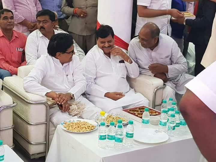 रामगोपाल, शिवपाल के रिश्तों की बर्फ पिघलती नजर आई रामगोपाल, शिवपाल के रिश्तों की बर्फ पिघलती नजर आई