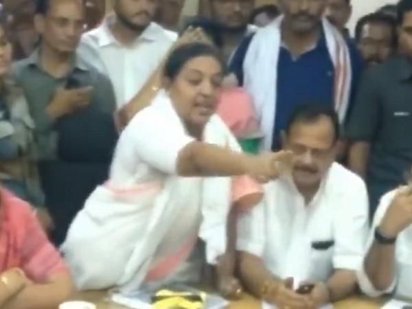 कांग्रेस की महिला विधायक ने सरकारी अधिकारी को दी गाली, वीडियो हुआ वायरल कांग्रेस की महिला विधायक ने सरकारी अधिकारी को दी गाली, वीडियो हुआ वायरल