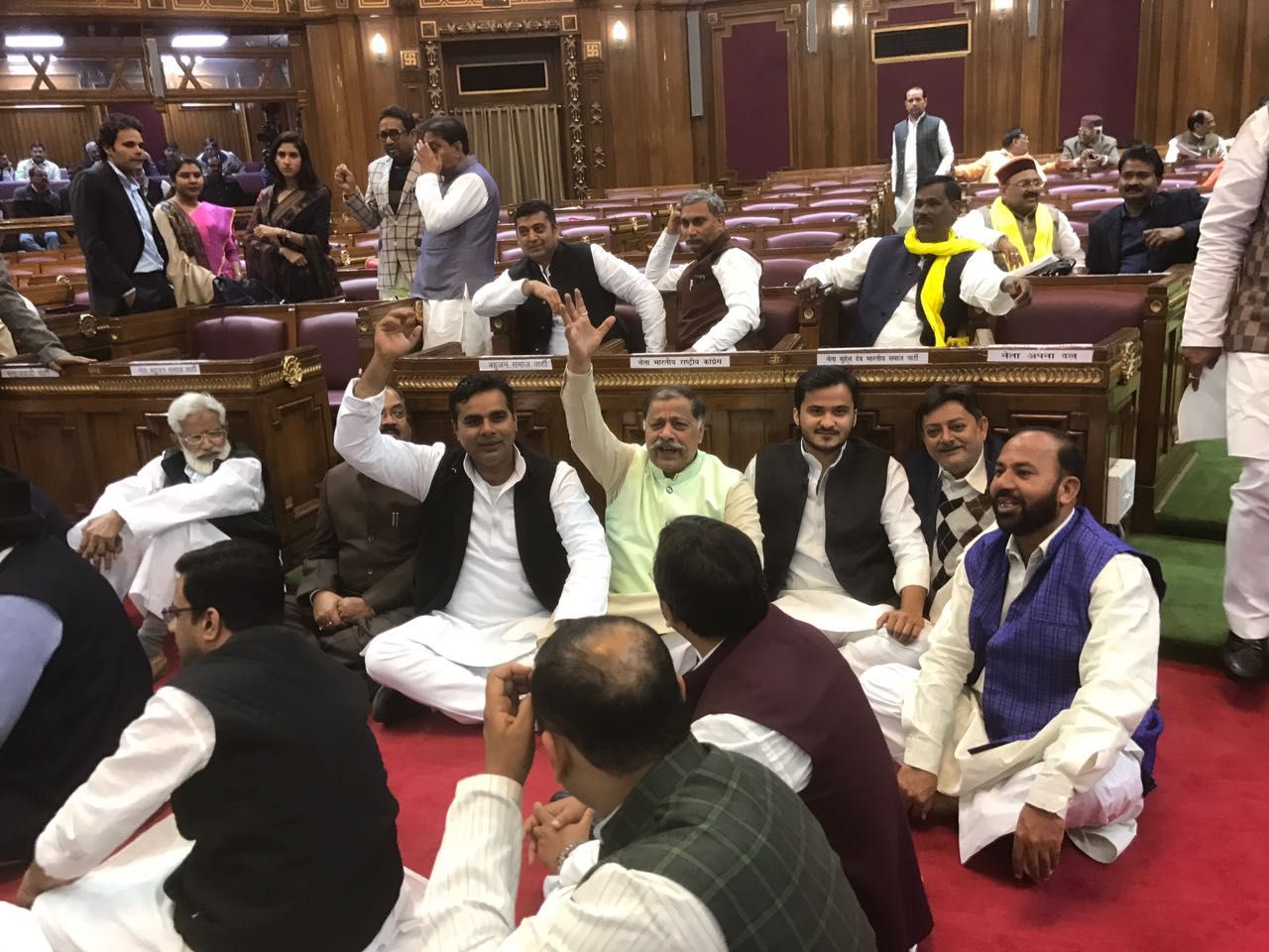 लखनऊ: विधानसभा की कार्यवाही 15 मिनट स्थगित, नारेबाजी, हंगामे के बाद कार्यवाही स्थगित, सपा विधायक सदन के वेल में आकर बैठे, सीएम के बयान को लेकर सपाई आक्रोशित।