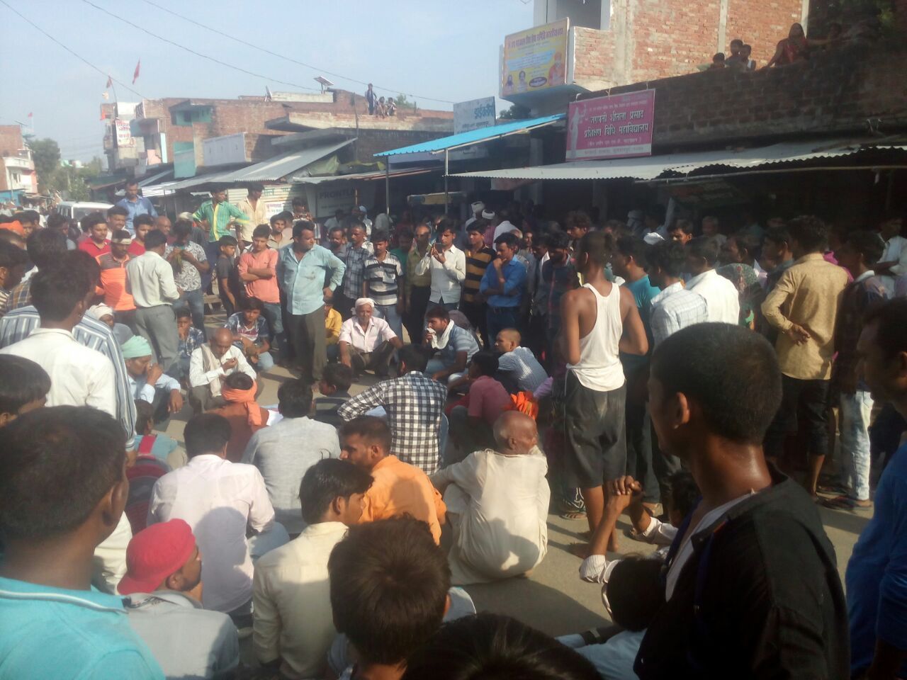 वलीपुर-देहली मार्ग के वलीपुर बाजार में लाश रखकर घण्टो किया रोड़ जाम तहसीलदार व नायब तहसीलदार के समझाने पर खुला रोड़ जाम