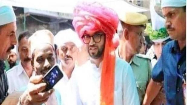 महाराष्ट्र के चुनाव के नतीजे आने के बाद ठाकरे अजमेर शरीफ नहीं पहुंचे हैं. लोक सभा चुनावों के बाद वो वहां पहुंचे थे और यह तस्वीर पुरानी है.