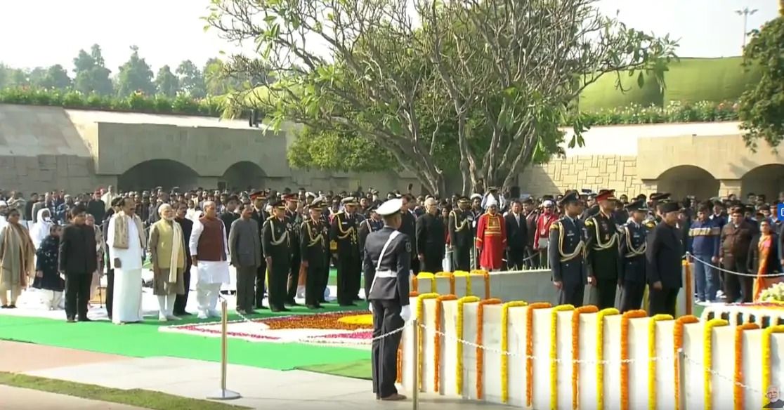 राष्ट्रपिता महात्मा गांधी को राजघाट पर सलामी दी गई. इस दौरान तीनों सेनाओं के प्रमुख राष्ट्रपति रामनाथ कोविंद, प्रधानमंत्री नरेंद्र मोदी, रक्षा मंत्री राजनाथ सिंह मौजूद रहे.