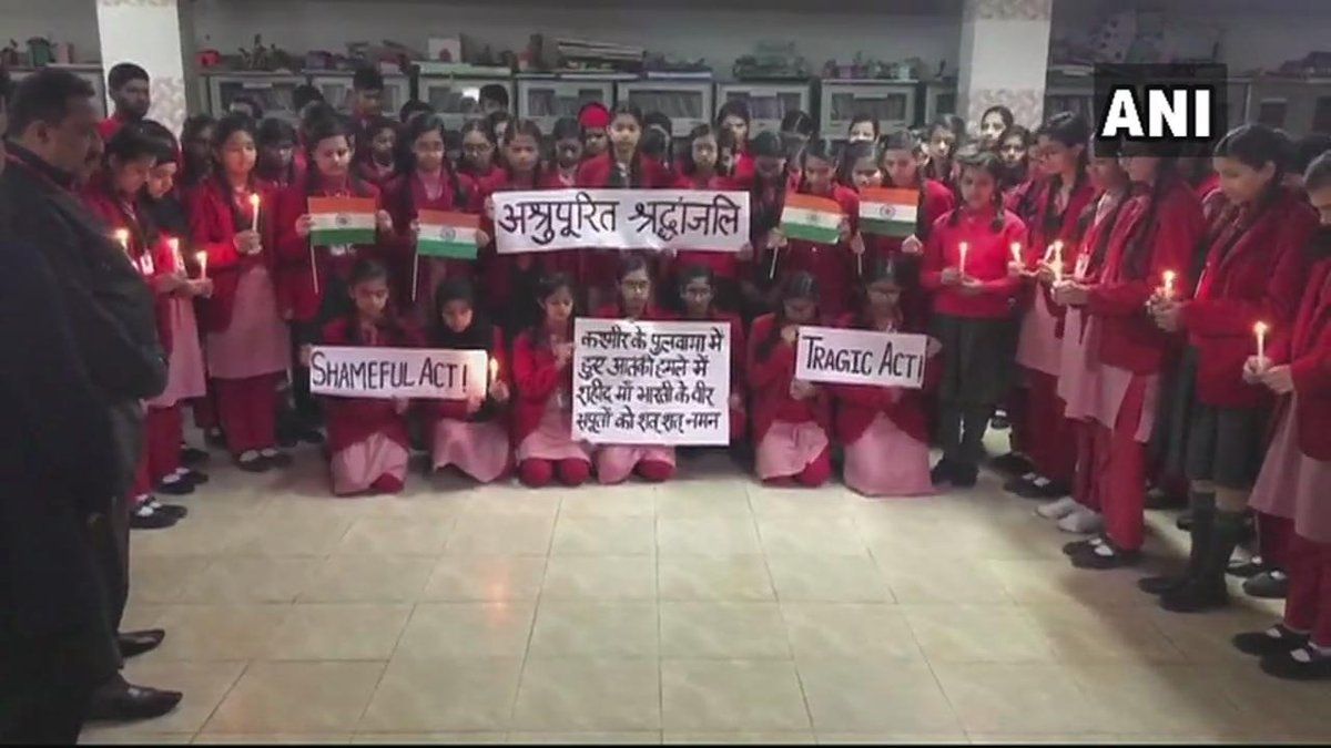 मुरादाबाद: कल #PulwamaTerrorAttack में  शहीद होने वाले सीआरपीएफ जवानों को स्कूली छात्रों ने श्रद्धांजलि दी।