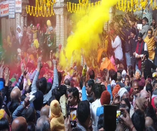 बांकेबिहारी मंदिर में जमकर उड़ा वसंती गुलाल, ब्रज में होली का शुभारंभ