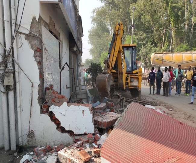 आदित्य हत्याकांड के मुख्य आरोपित के ढाबा पर चला JCB, गिराया अवैध निर्माण आदित्य हत्याकांड के मुख्य आरोपित के ढाबा पर चला JCB, गिराया अवैध निर्माण