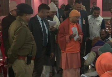 गोरखपुर : मुख्यमंत्री योगी ने लगाया जनता दरबार, सीएम योगी ने लोगों की फरियाद सुनी, समस्याएं सुनकर सीएम योगी कक्ष में गए।