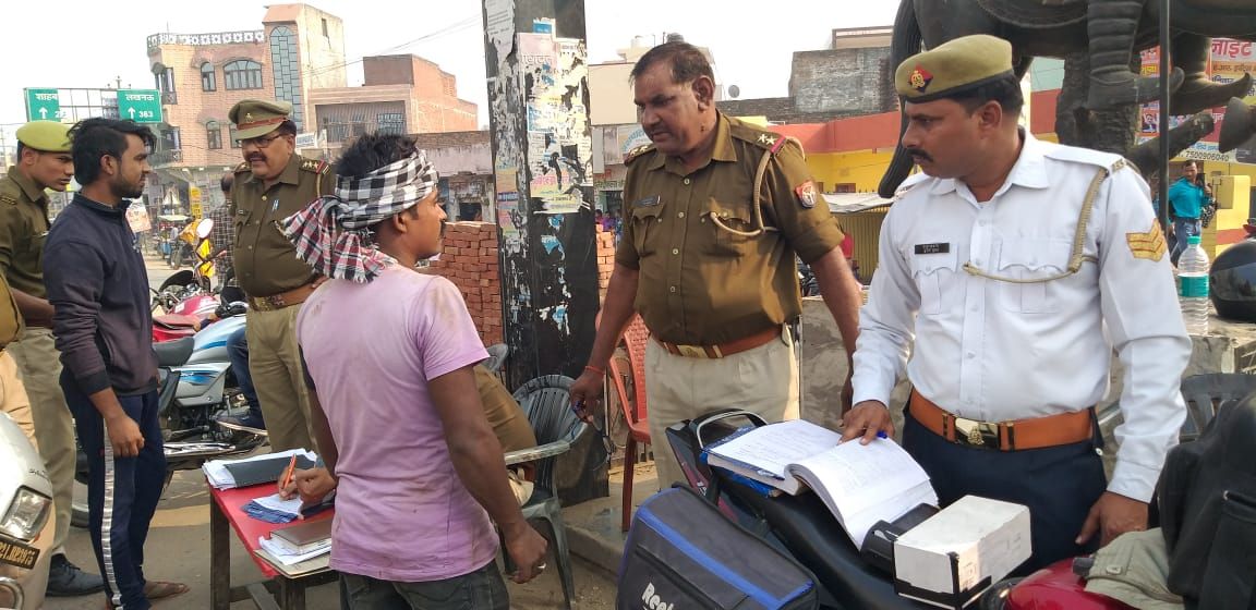 बिलारी में यातायात पुलिस ने चालान काटकर वसूला समन शुल्क बिलारी में यातायात पुलिस ने चालान काटकर वसूला समन शुल्क