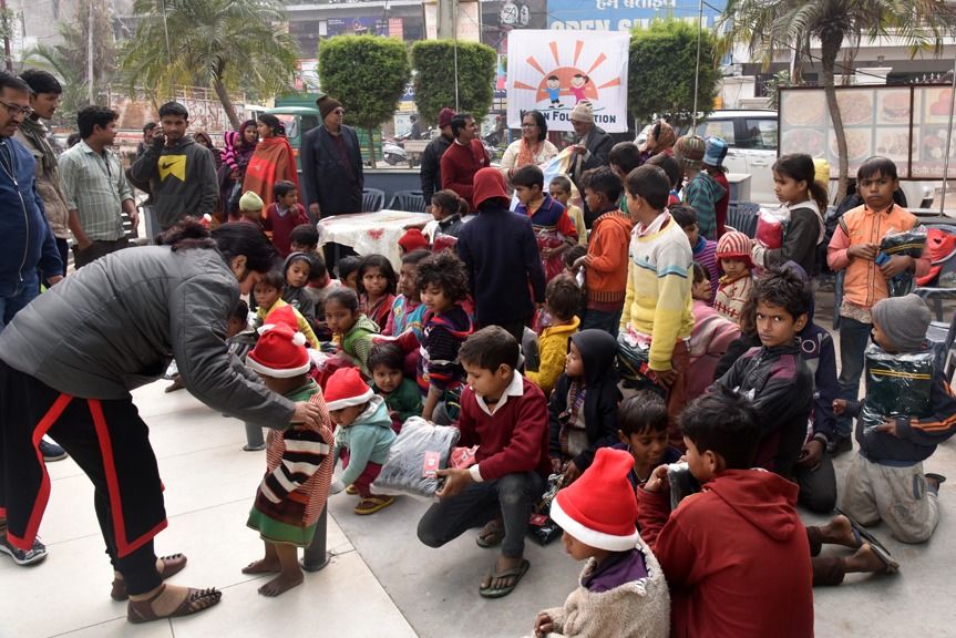 किरण फाउण्डेशन ने जरूरतमंद बच्चों को स्वेटर बांटे
